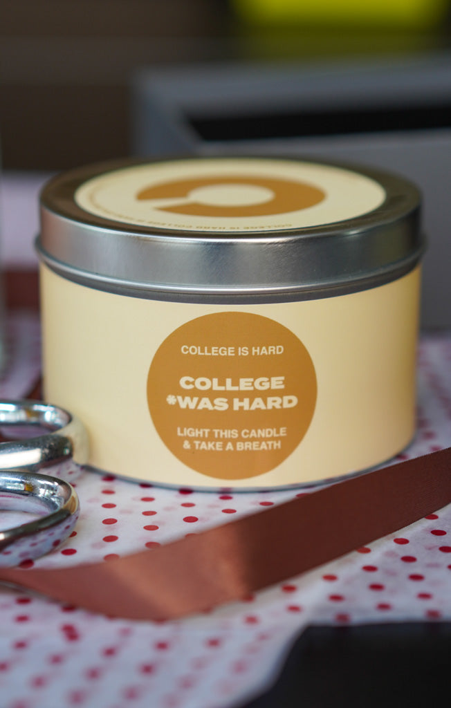 L'université *était difficile avec des fleurs blanches, du gardénia et du jasmin